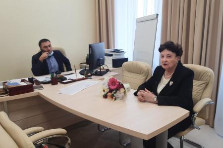 Депутат-коммунист Тюменской областной Думы Т.Н. Казанцева посетила новую школу №30 и вручила почетную грамоту учителю биологии В.Л. Семеновой