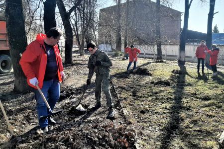 Костромские коммунисты и комсомольцы проводят ленинские субботники