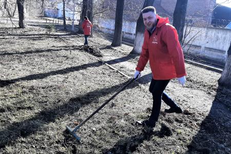 Костромские коммунисты и комсомольцы проводят ленинские субботники