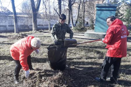 Костромские коммунисты и комсомольцы проводят ленинские субботники