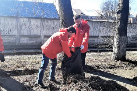 Костромские коммунисты и комсомольцы проводят ленинские субботники