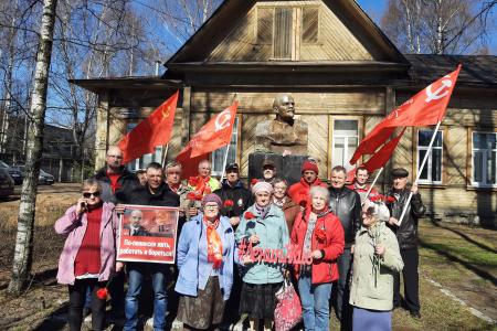 Кинешемские коммунисты в честь дня рождения Ленина провели автопробег «Слава Ленину» и «Ленинский субботник»