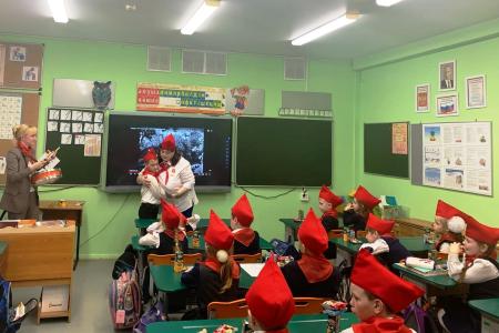 Ленинградская область. Будь готов! Всегда готов! Приняты в пионеры 34 ученика средней школы №8 г. Выборга