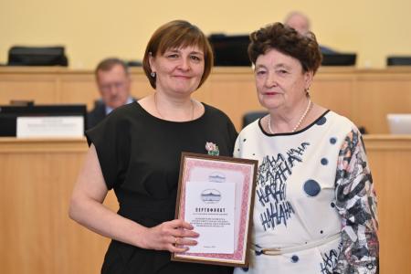 Депутат Тюменской областной Думы Т.Н. Казанцева вручила награды победителям соревнования представительных органов муниципальных образований Тюменской области
