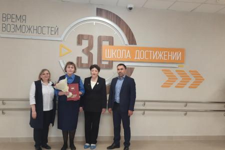 Депутат-коммунист Тюменской областной Думы Т.Н. Казанцева посетила новую школу №30 и вручила почетную грамоту учителю биологии В.Л. Семеновой