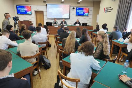 Леонид Калашников встретился со студентами и преподавателями УРФУ