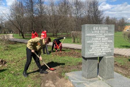 Делу Ленина верны! Подмосковные коммунисты провели субботник в Горках Ленинских