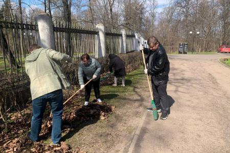 Делу Ленина верны! Подмосковные коммунисты провели субботник в Горках Ленинских
