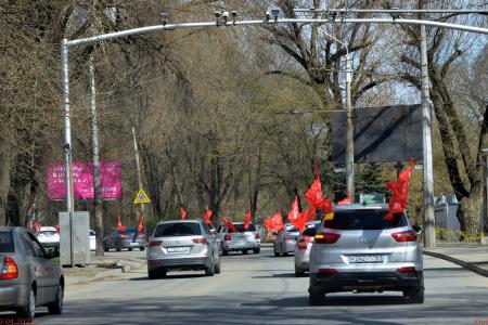 В Ростове-на-Дону под лозунгом - "За народное единство и социалистическое возрождение" - состоялся кумачовый автопробег