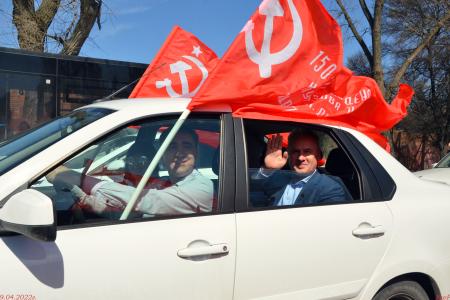 В Ростове-на-Дону под лозунгом - "За народное единство и социалистическое возрождение" - состоялся кумачовый автопробег