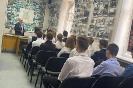 Новосибирская область. Активисты женского движения «Надежда России» проводят уроки мужества