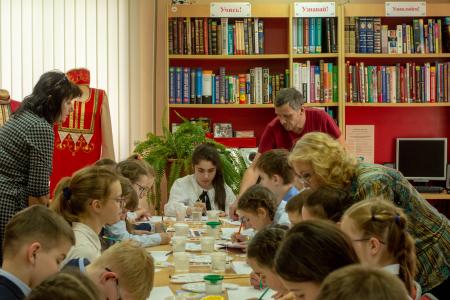 Большая стая мирных птиц готова взлететь в небо над Белгородом