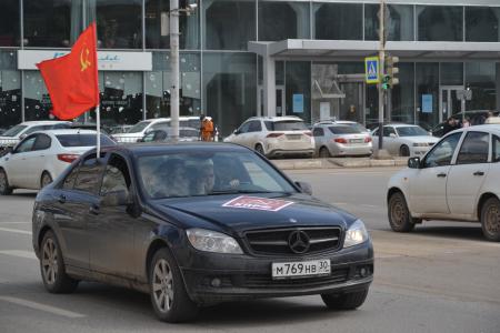 Астраханские коммунисты в преддверии Дня космонавтики провели автопробег и праздничный концерт
