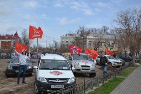 Астраханские коммунисты в преддверии Дня космонавтики провели автопробег и праздничный концерт