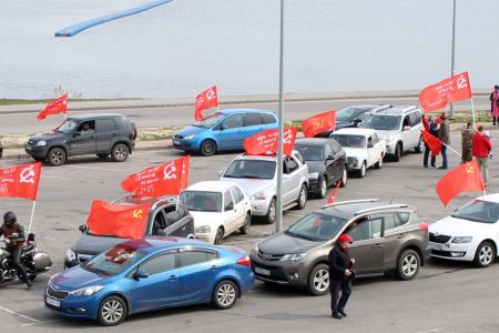 В Воронеже коммунисты провели автомобильный патриотический флэшмоб в поддержку спецоперации Вооруженных сил РФ на Украине