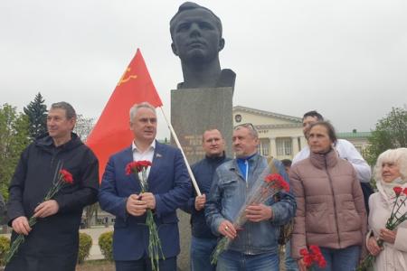 Ростовские коммунисты возложили цветы к бюсту Ю.А. Гагарина