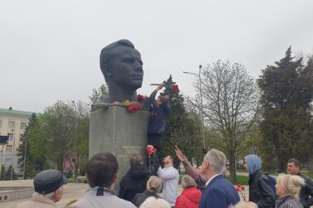 Ростовские коммунисты возложили цветы к бюсту Ю.А. Гагарина