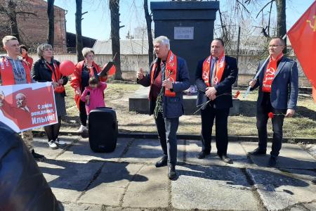 В Костроме состоялись возложения цветов к памятникам Ленину