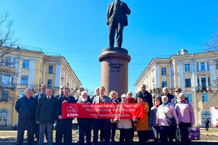 Цветы Ильичу в Ленинграде