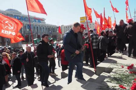 В Екатеринбурге прошёл массовый автопробег и митинг в честь дня рождения В.И.Ленина