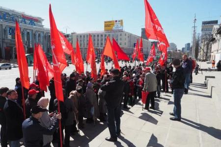 В Екатеринбурге прошёл массовый автопробег и митинг в честь дня рождения В.И.Ленина
