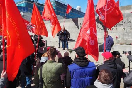 В Екатеринбурге прошёл массовый автопробег и митинг в честь дня рождения В.И.Ленина