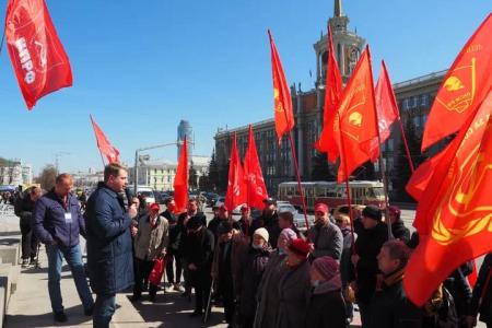 В Екатеринбурге прошёл массовый автопробег и митинг в честь дня рождения В.И.Ленина
