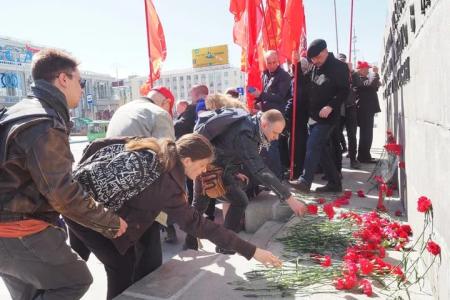 В Екатеринбурге прошёл массовый автопробег и митинг в честь дня рождения В.И.Ленина