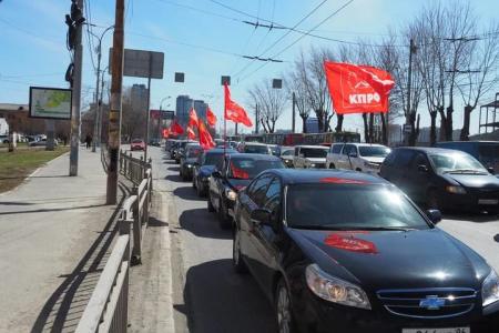 В Екатеринбурге прошёл массовый автопробег и митинг в честь дня рождения В.И.Ленина