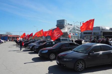 В Екатеринбурге прошёл массовый автопробег и митинг в честь дня рождения В.И.Ленина