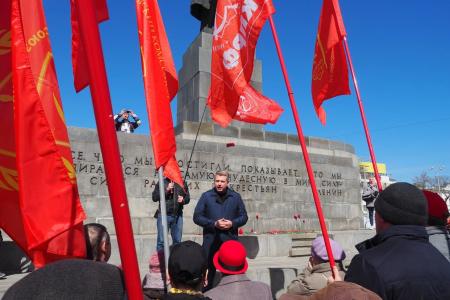 В Екатеринбурге прошёл массовый автопробег и митинг в честь дня рождения В.И.Ленина
