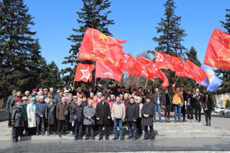 Коммунисты Тувы возложили цветы к памятнику Владимиру Ленину
