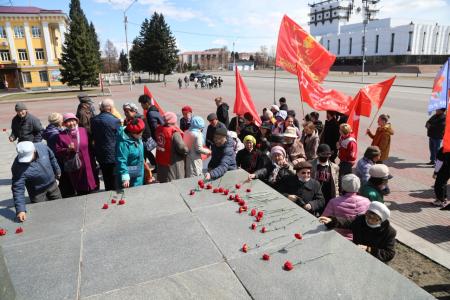 Коммунисты Тувы возложили цветы к памятнику Владимиру Ленину