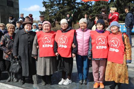 Коммунисты Тувы возложили цветы к памятнику Владимиру Ленину