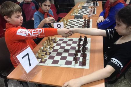 Коммунисты в Черкесске провели второй «космический» шахматный турнир и возложили цветы к памятнику Гагарину в честь Дня Космонавтики