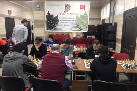 Коммунисты в Черкесске провели второй «космический» шахматный турнир и возложили цветы к памятнику Гагарину в честь Дня Космонавтики