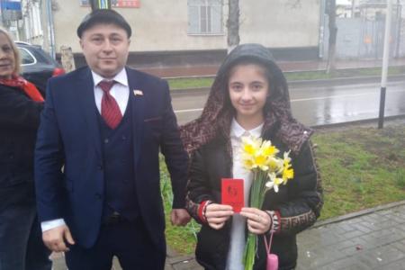 Коммунисты в Черкесске провели второй «космический» шахматный турнир и возложили цветы к памятнику Гагарину в честь Дня Космонавтики