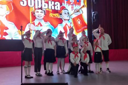 Курганские коммунисты отметили день рождения "Пионерской зорьки" театрализованным концертом