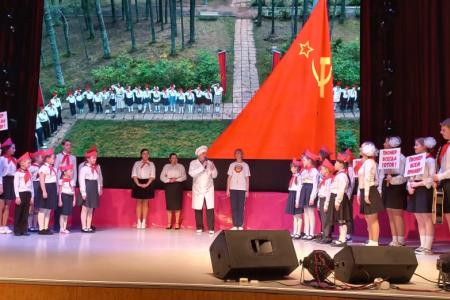 Курганские коммунисты отметили день рождения "Пионерской зорьки" театрализованным концертом