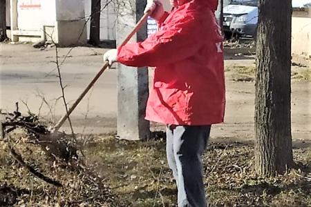 Костромские коммунисты и комсомольцы проводят ленинские субботники