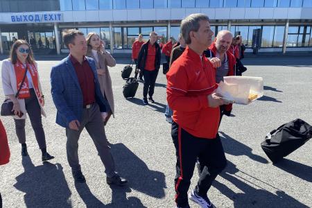 Тюменские коммунисты торжественно встретили команду КПРФ по мини-футболу из Москвы