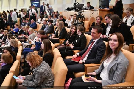 Депутаты КПРФ обсудили в Госдуме вопросы законодательного регулирования деятельности органов опеки и попечительства