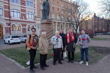 Цветы Ильичу в Ленинграде