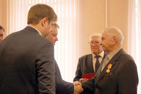 Награды ветеранам ракетно-космической отрасли вручены в Воронеже