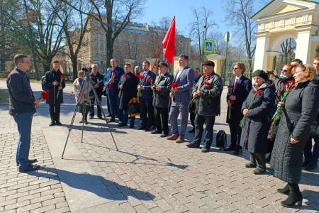 Цветы Ильичу в Ленинграде