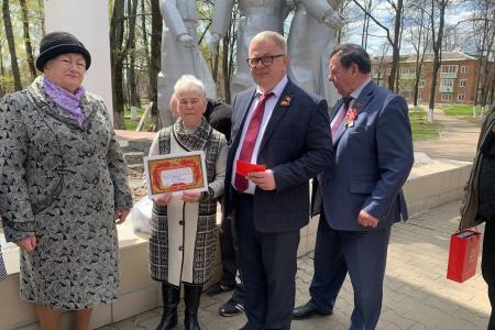 Руководитель фракции КПРФ в Мособлдуме Александр Наумов поздравил детей войны в Кашире с Днём Победы