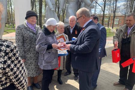Руководитель фракции КПРФ в Мособлдуме Александр Наумов поздравил детей войны в Кашире с Днём Победы