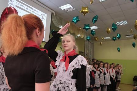 Красноярские коммунисты провели пионерскую линейку в лицее № 12 и концерт в краевом Дворце пионеров