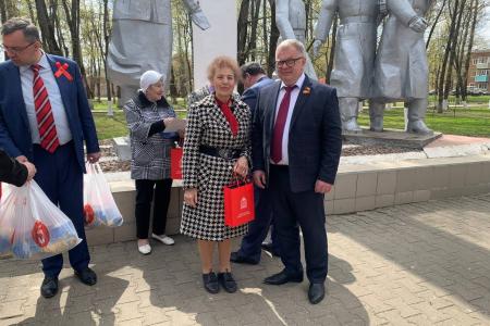 Руководитель фракции КПРФ в Мособлдуме Александр Наумов поздравил детей войны в Кашире с Днём Победы