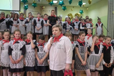 Красноярские коммунисты провели пионерскую линейку в лицее № 12 и концерт в краевом Дворце пионеров